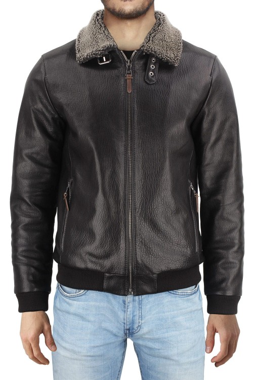 WOT951ML Ekskluzywna pilotka skórzana męska z kołnierzem z futra naturalnego oraz ściągaczami na rękawach i dole kurtki sklep CarloMonti.com