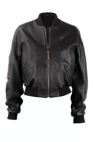 WLA951 - Damska czarna kurtka skórzana oversize typu bomber z naturalnej skóry o wyraźnej fakturze, ze ściągaczami i kieszonką na ramieniu sklep CarloMonti.com