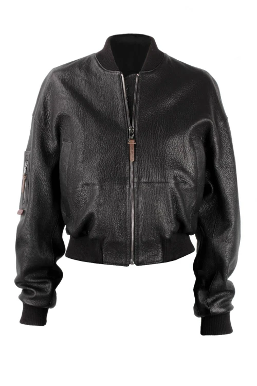 WLA951 - Damska czarna kurtka skórzana oversize typu bomber z naturalnej skóry o wyraźnej fakturze, ze ściągaczami i kieszonką na ramieniu sklep CarloMonti.com
