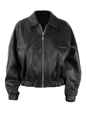 BON951 - Damska kurtka oversize typu bomber z czrnej skóry naturalnej, z klasycznym kołnierzem i ściągaczami ukrytymi pod skórą  sklep CarloMonti.com
