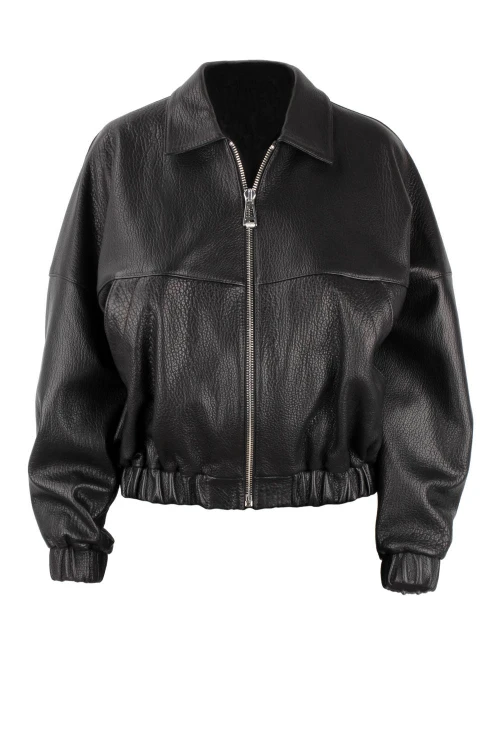 BON951 - Damska kurtka oversize typu bomber z czrnej skóry naturalnej, z klasycznym kołnierzem i ściągaczami ukrytymi pod skórą  sklep CarloMonti.com